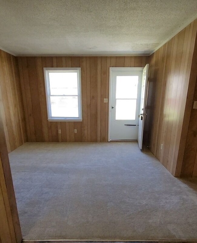 Building Photo - Available July 1st! 2 BR on Elmhurst!