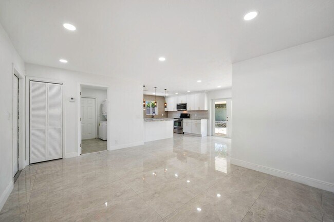 Foto del edificio - 2100 N Seacrest Blvd