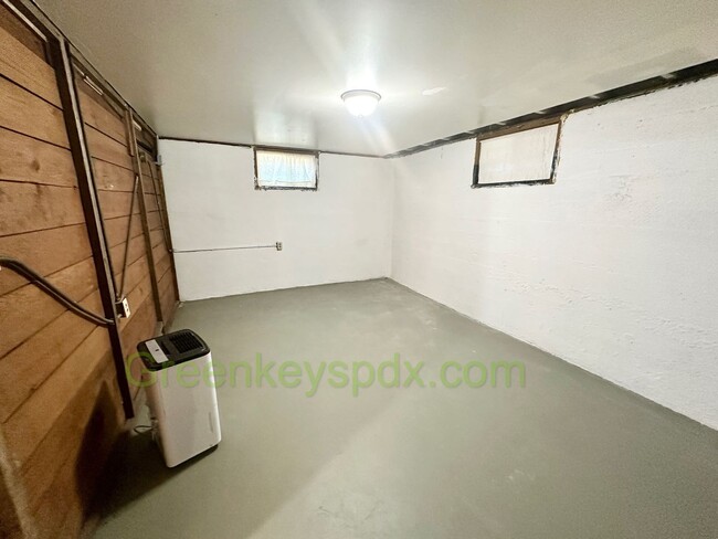 Building Photo - Huge 4 Bedroom 2 Bath House across from Ro...