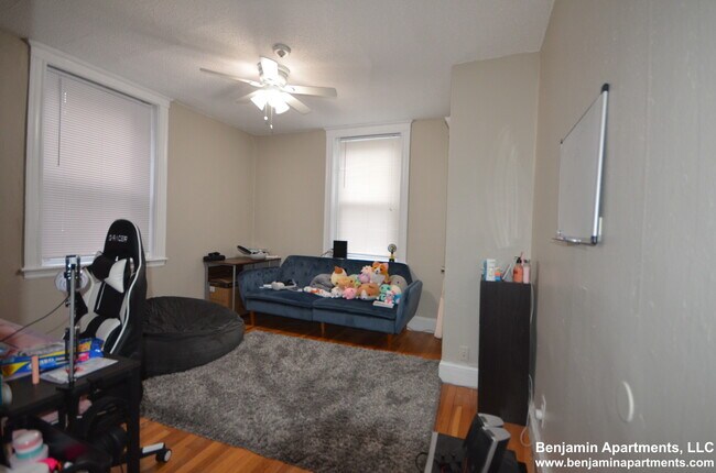 Building Photo - 11 Barrows St
