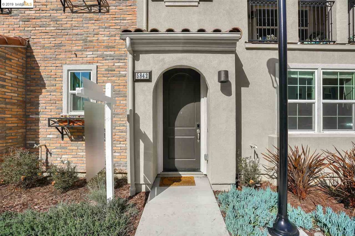 Foto principal - 5842 Vizcaino Way