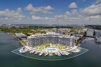 Building Photo - 900 Bay Dr