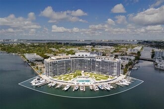 Building Photo - 900 Bay Dr