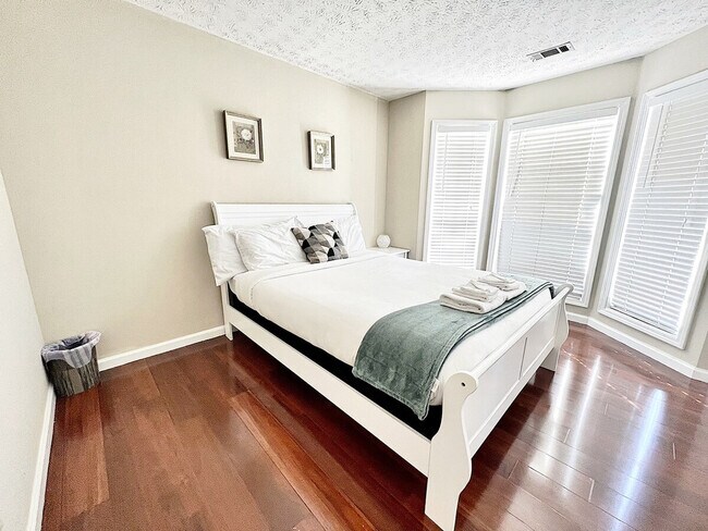 Foto del edificio - 4720 Cambridge Park Ct NW