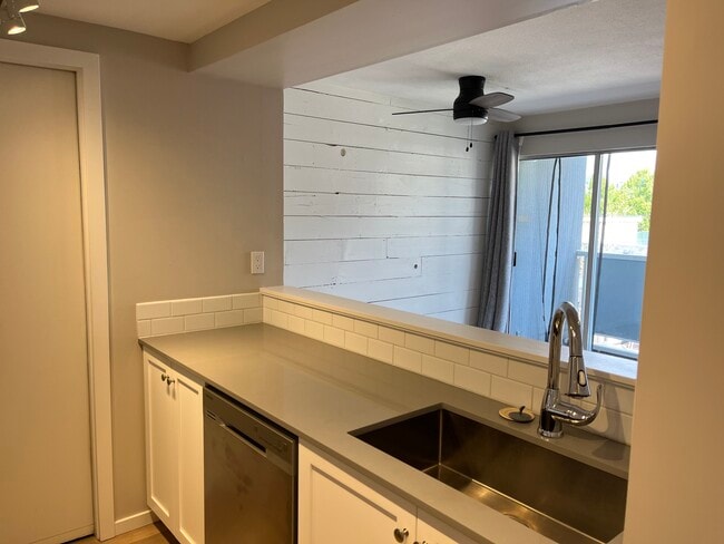 Photo du bâtiment - 2-973 W 7th Ave