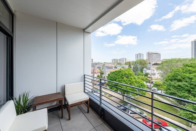 Foto del edificio - 1632 N Franklin Pl