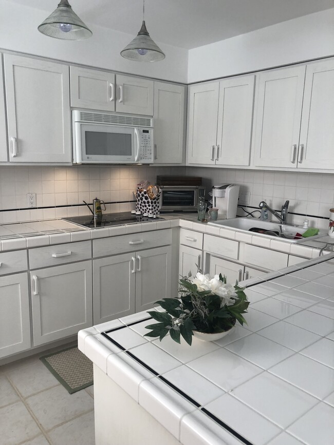 Building Photo - 3608 Lakeshore Dr