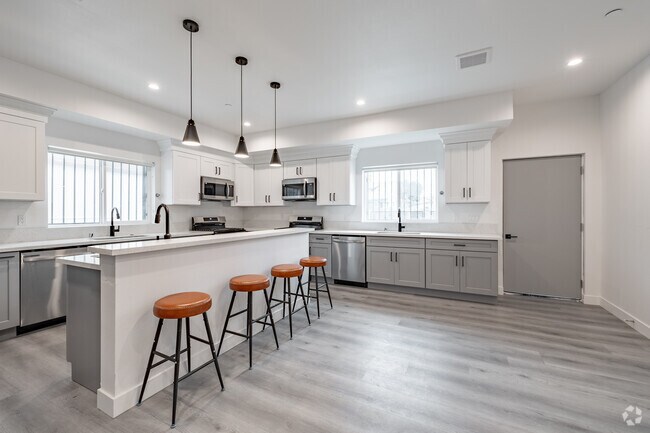 15 habitaciones, 12 baños - 3800 pies cuadrados - Área de comedor - 1360 W 35th Student Housing