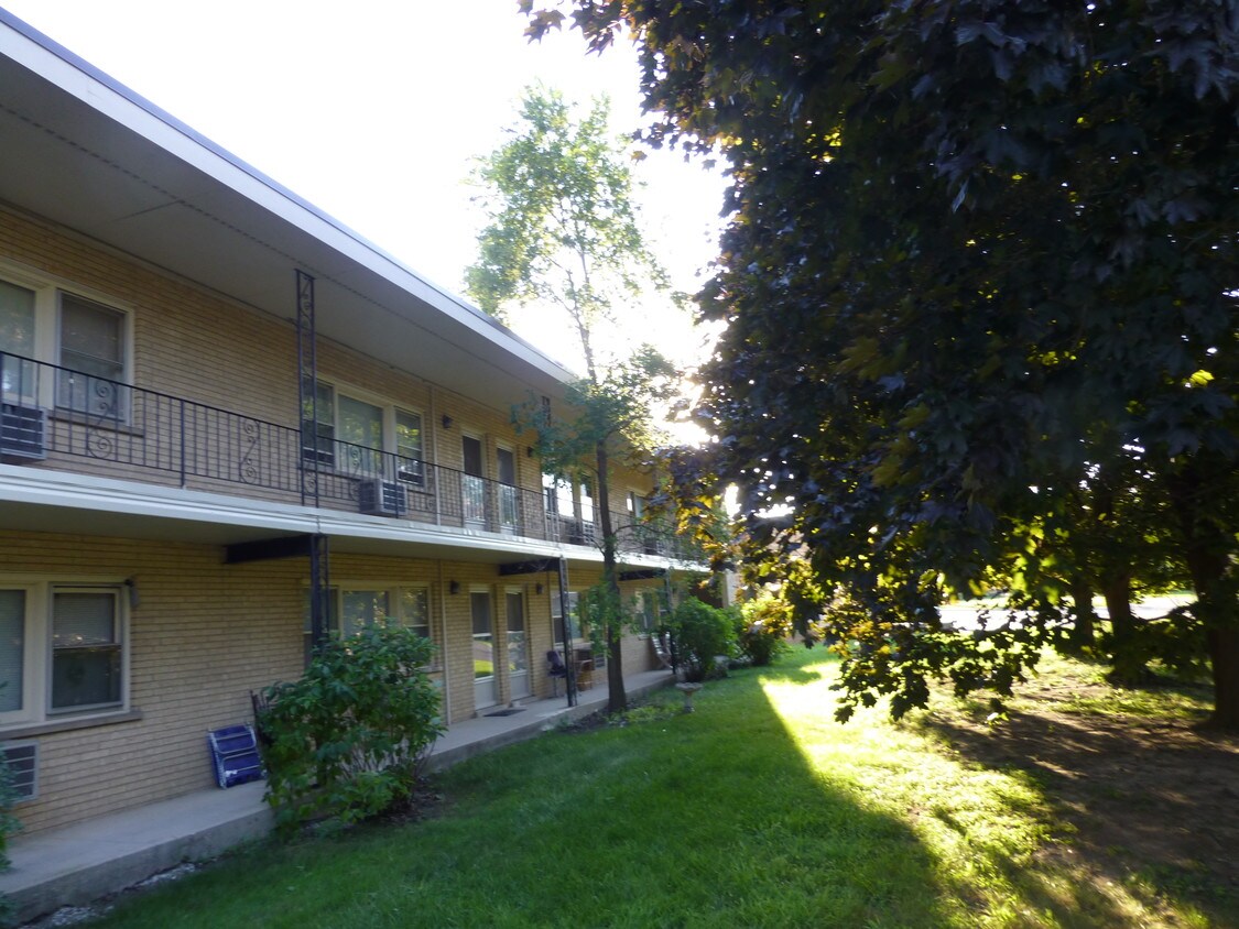 Primary Photo - 581 Burlington Ave