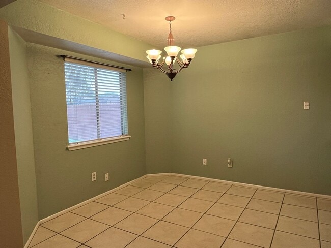 Building Photo - 2118 Meadowgrove Dr