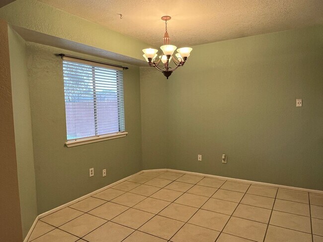 Foto del edificio - 2118 Meadowgrove Dr