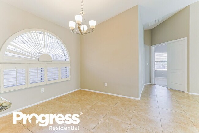 Building Photo - 672 E Lovegrass Dr