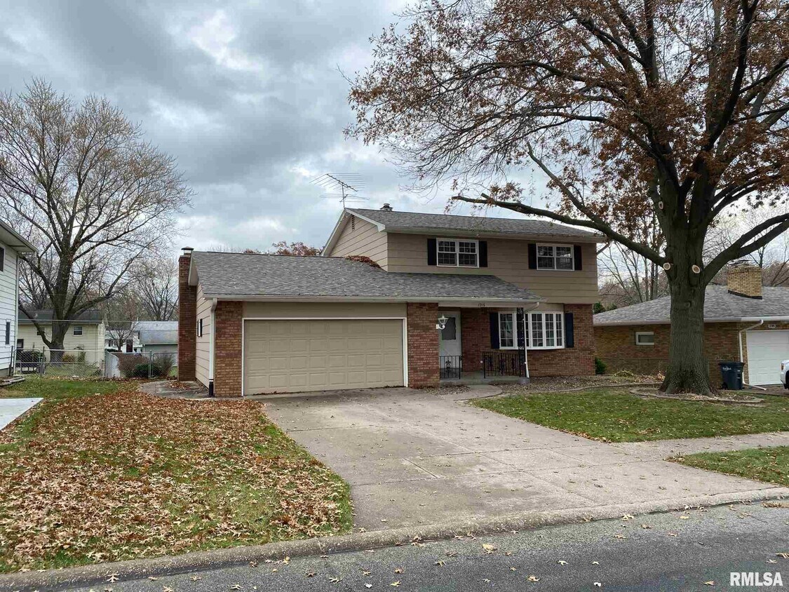 1715 Valley Vista Dr, Bettendorf, IA 52722 House for Rent in