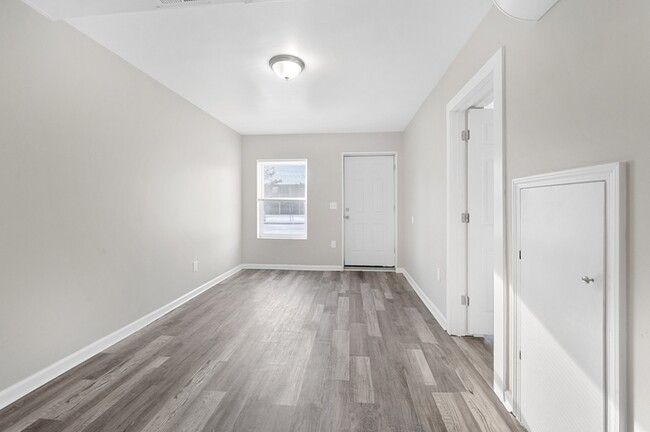 Foto del edificio - 6735 Ford Ave