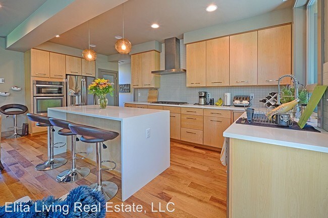 Building Photo - 4 br, 4 bath House - 2337 W. Newton St.