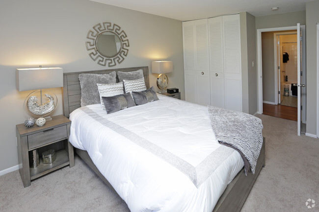Interior Photo - Willows On France/ RAIT