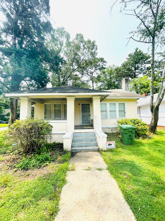 Primary Photo - ** 4 Bed 2 Bath located by Jackson Hospita...