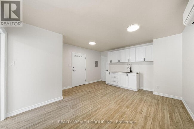 Building Photo - 566 Queen St W