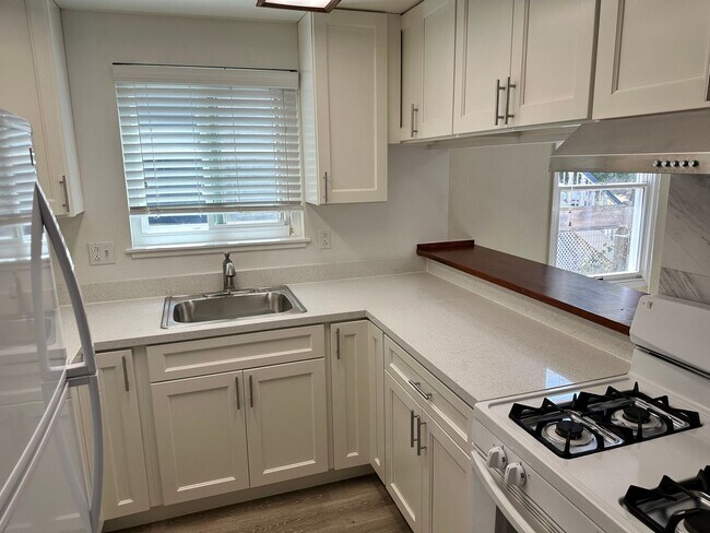 Building Photo - Lake Lorina Properties