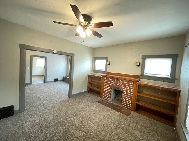 Building Photo - 4 bed 2 bath with extra room on Main Floor...