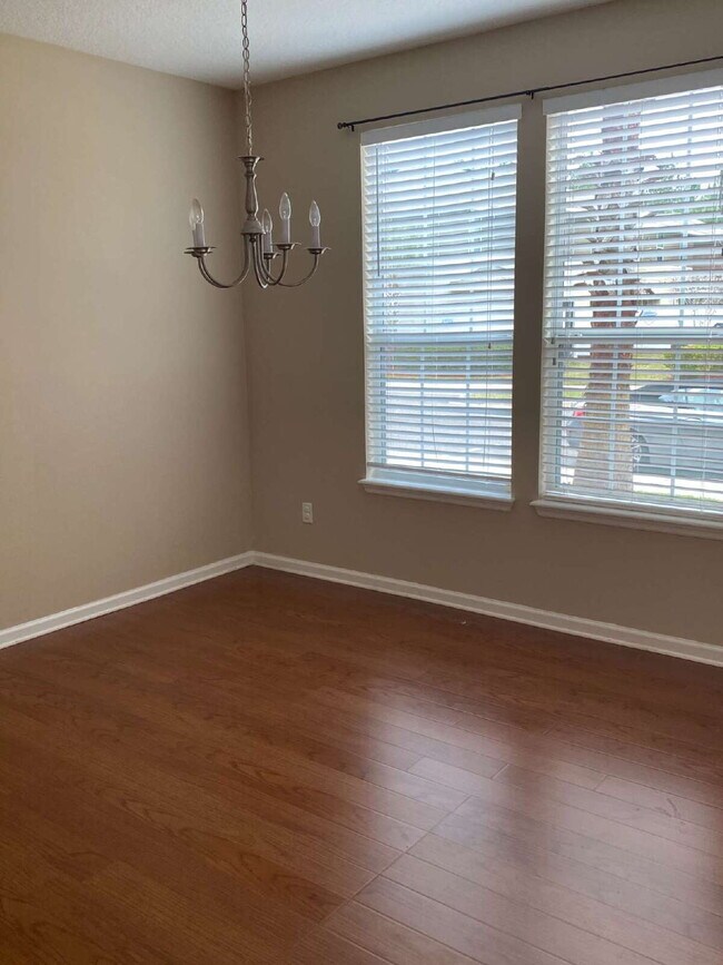 Building Photo - Beautiful 3-Bedroom Townhome in Desirable Oakleaf Plantation – Available Now!