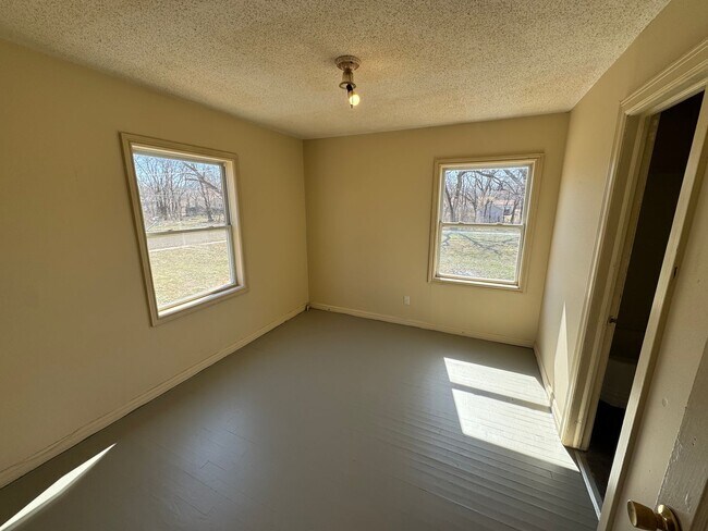 Building Photo - $650 - 1 bed 1 bath - Duplex