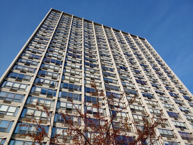 Foto del edificio - 5100 N Marine Dr