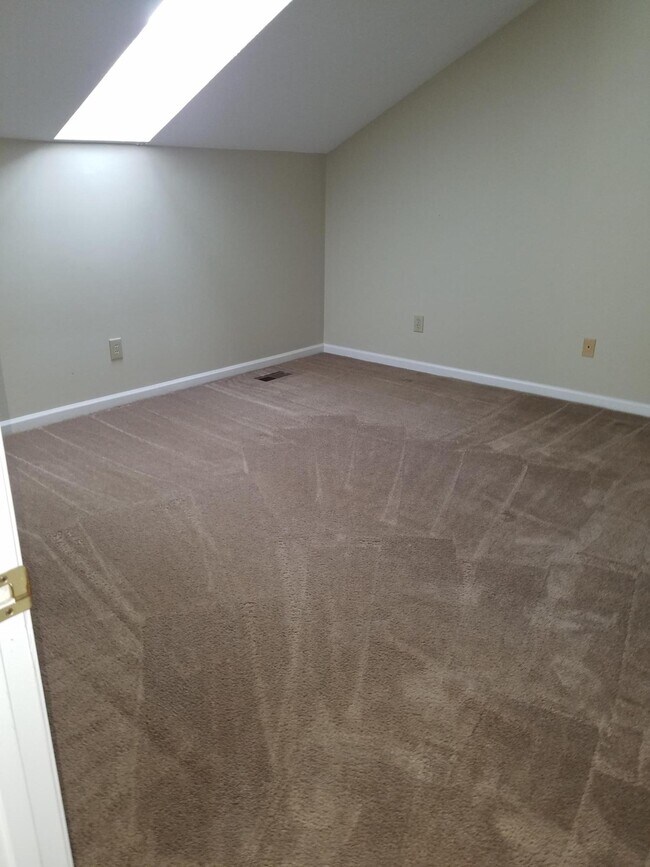 Building Photo - 12 Pinehurst Manor