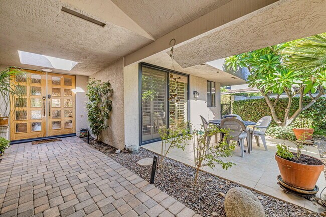 Building Photo - 10 Whittier Ct