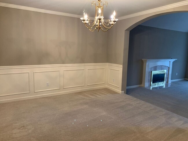 Building Photo - Sammamish 4 bedroom/2.5 bath Beautiful Tra...