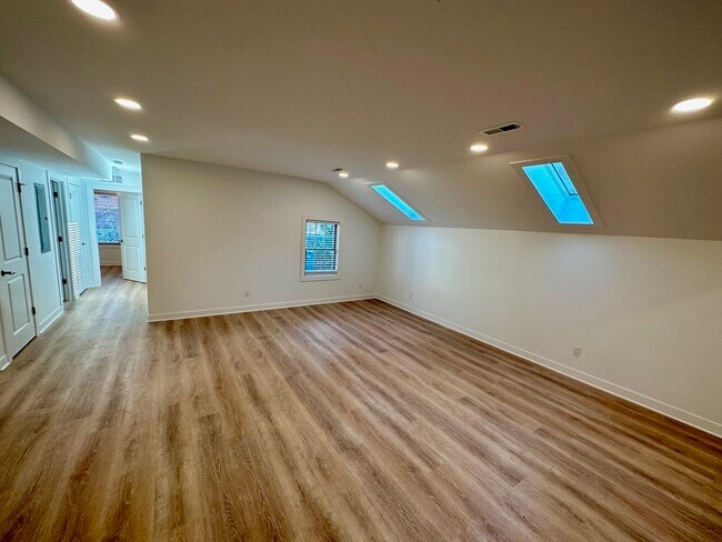 Building Photo - 511 E Ann St