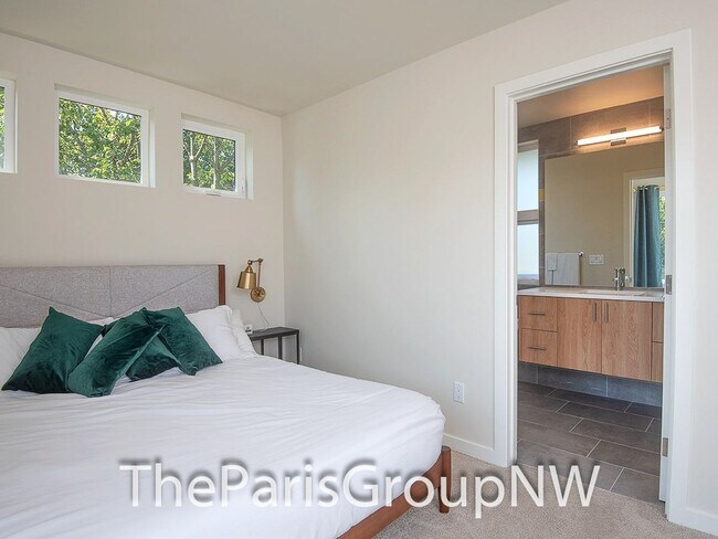 Building Photo - Modern Madrona 3BR TH * A/C!!* Big Open Sp...