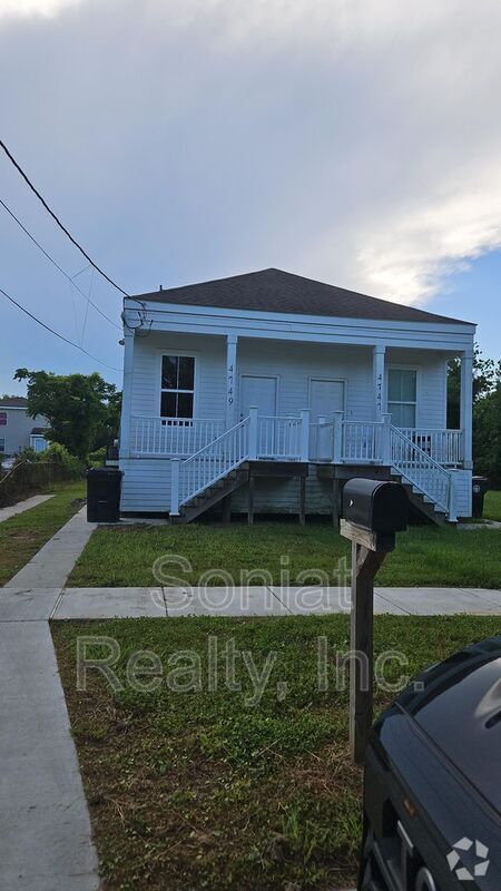 Building Photo - 4749 Eastview Dr