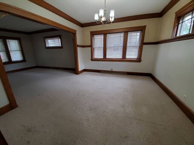 Foto del edificio - Immaculate 4 Bedroom Single Family with Central AC and Detached Garage, parking lane, and Large B...