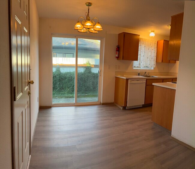 Cocina - 756 NE 92nd Ave