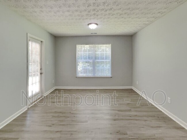 Foto del edificio - 595 Fisher Dr