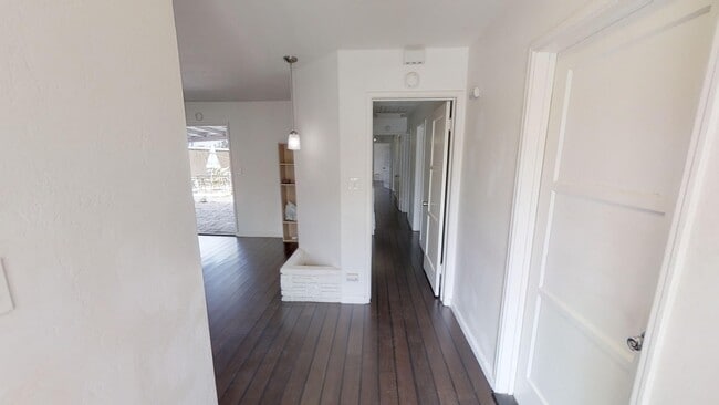 Building Photo - 5BD/2BA, Great Private Yard! (Lease out, p...