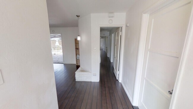 Building Photo - 5BD/2BA, Great Private Yard!