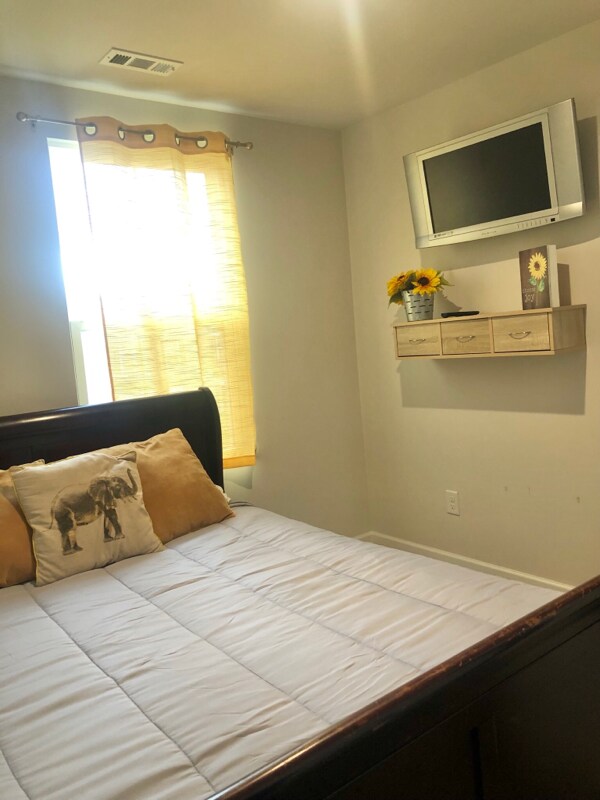 Building Photo - 3 BEDROOM FULLY FURNISHED - UTILITIES INC