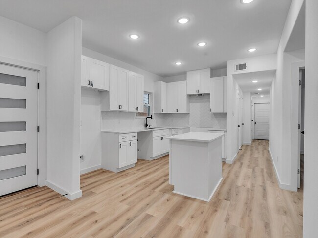 Foto del edificio - 9410 Firnat St