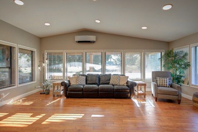 Foto del edificio - 2498 Fowler Rd
