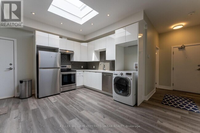 Photo du bâtiment - 400 Queen St W