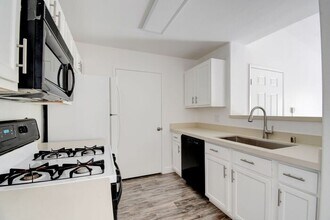 Building Photo - 950 Seven Hills Dr