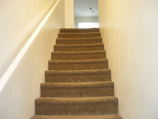 Foto del edificio - Three Bedroom, Two and a Half Bath Townhome Near UNR
