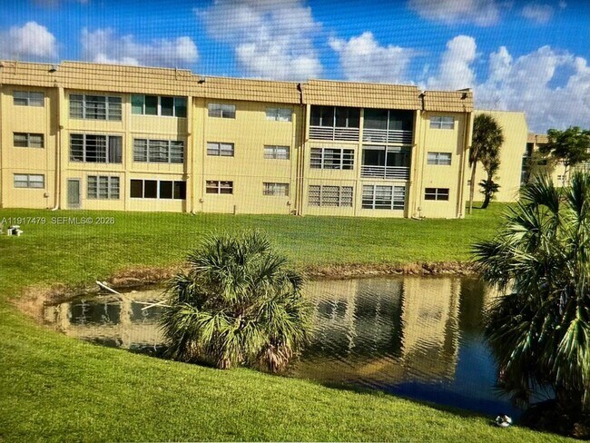 Foto del edificio - 8225 Sunrise Lakes Blvd