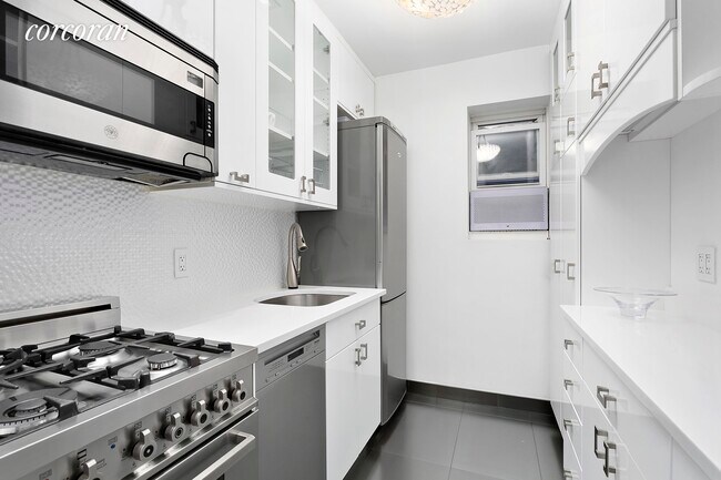 Building Photo - 317 W 54th St