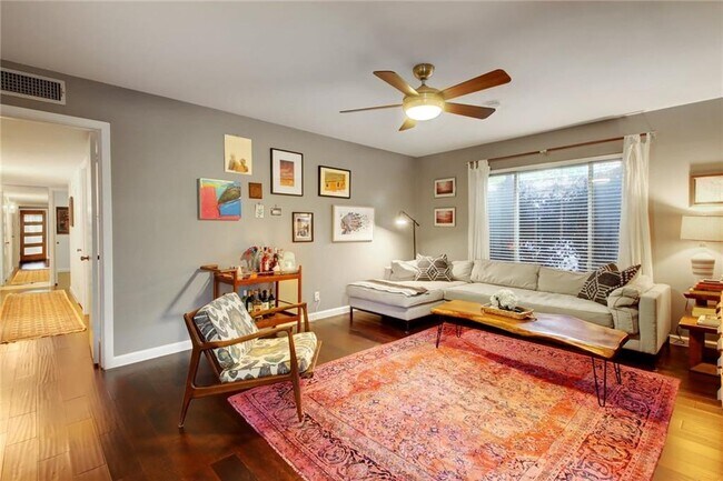 Foto del edificio - 7807 Lazy Ln