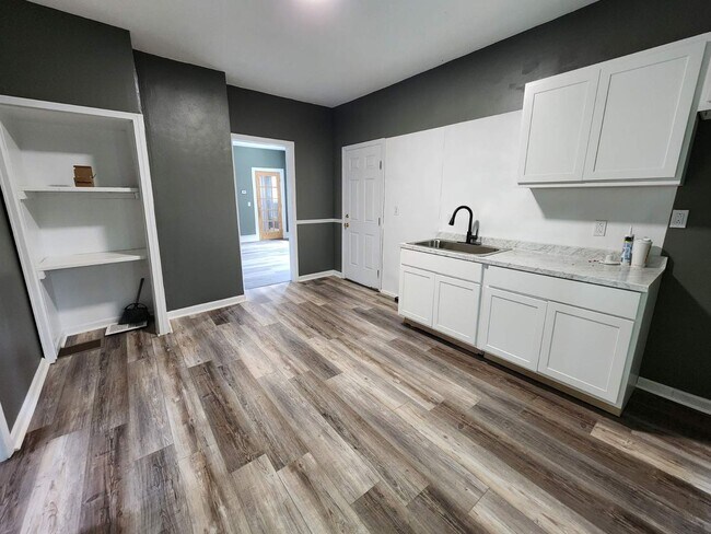 Building Photo - Three Bedroom Single Family Home!