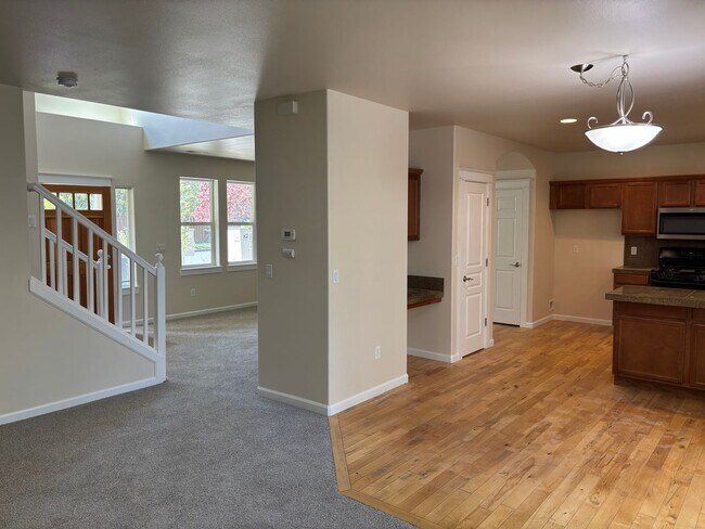 Building Photo - Newly updated home in SW Bend with large b...