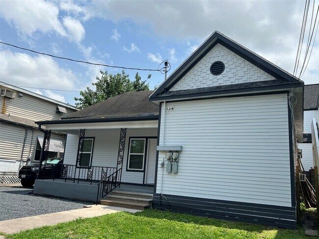 Building Photo - 220 Redan St